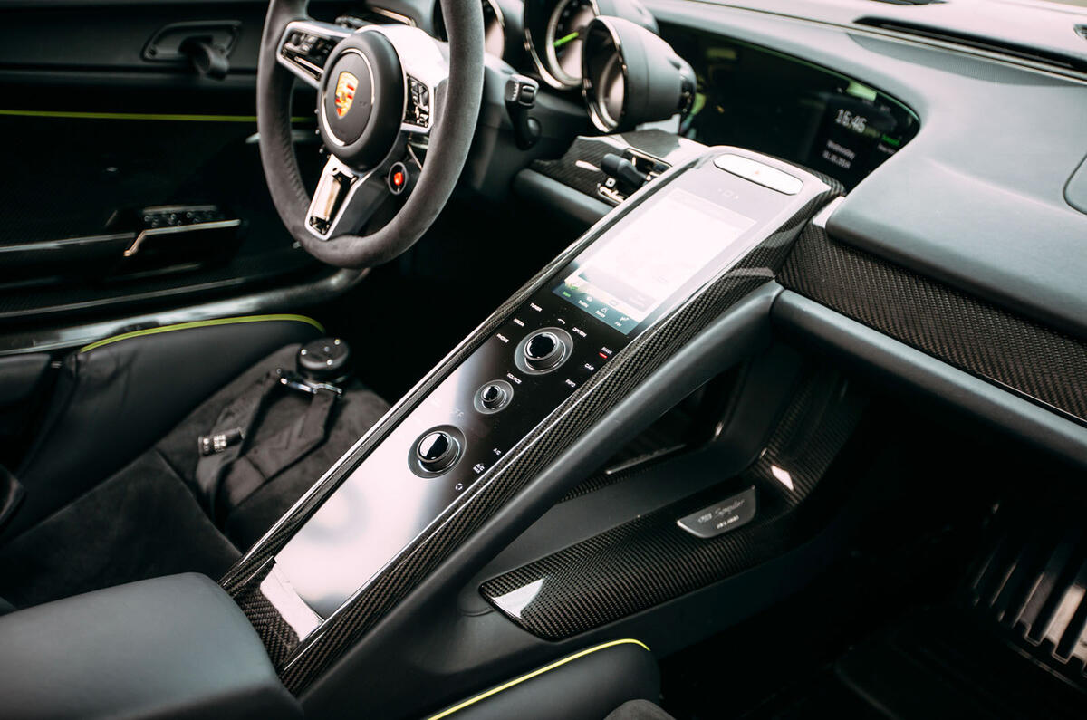 Porsche 918 Spyder 2013,2015 interior